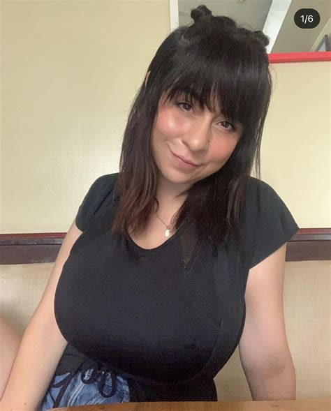 tight black shirt : r/2busty2hide