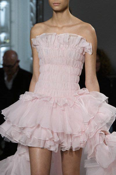 Pin on 快速收藏 | Runway fashion, Runway fashion couture, Runway outfits