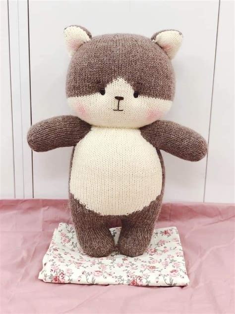 Вязаная игрушка - Мишка на одеяле