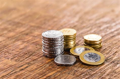 151.373 Centavos Em Reais - Moedas do brasil, pilha de 1 moedas reais, 50 centavos e outros valores ...