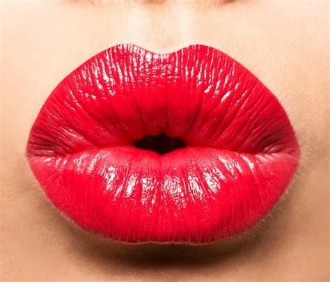 Beijando O Batom Que Tocava Seus Labios - Lábios de mulher com batom vermelho e gesto de beijo shutterstock id ...