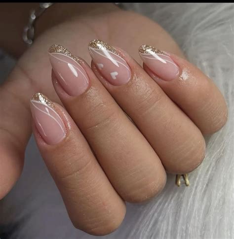 Decoração De Unha Clara - Unhas | Amendoadas decoradas, Decoração de unhas claras, Banho de gel ...