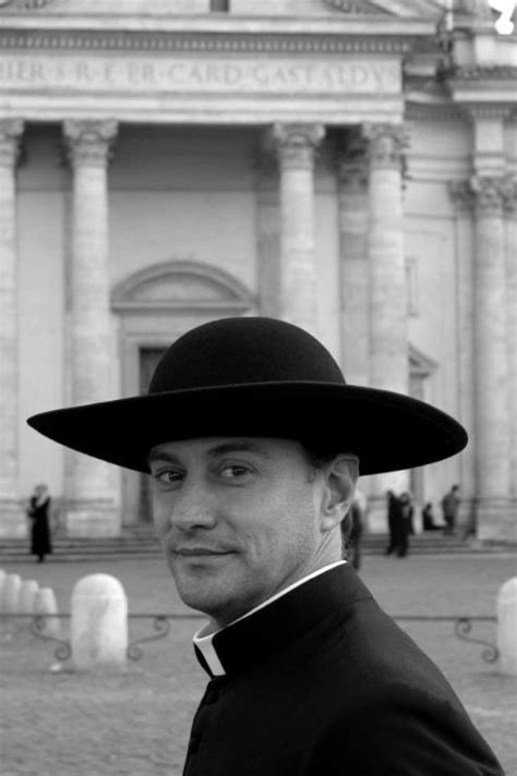 Молодые ватиканские священники снялись для календаря Calendario Romano