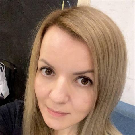 Регина потеряла маму из-за БАС и теперь помогает людям с этим ...