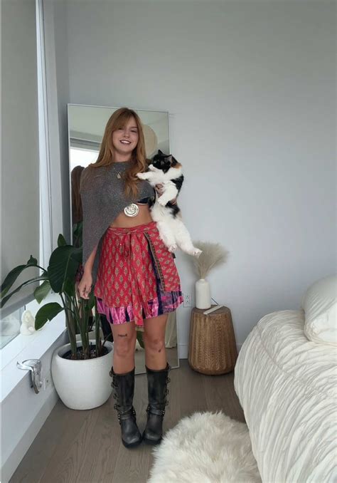 Roux (@roux.tv) - Urlebird