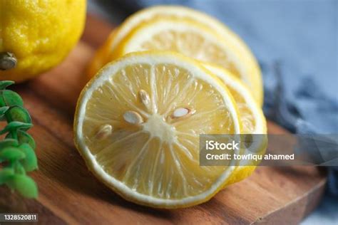 lemon kuning  latar belakang putih  ruang fotokopi foto stok