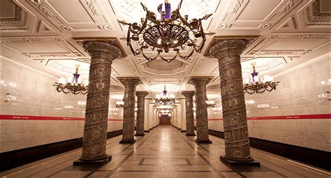 для чего в питерском метро двойные двери