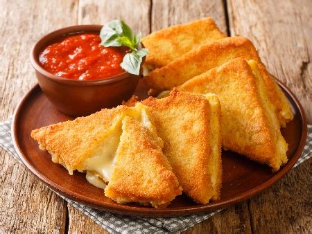 Пържени сандвичи с моцарела и яйца