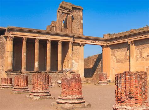Pompeii introduces limits on tourists | Two Continents