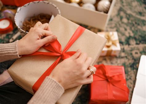 alasan  memberi custom gift lebih istimewa tasty snack indonesia