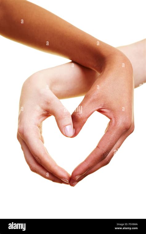 Deux mains forment une forme de coeur avec leurs doigts Photo Stock - Alamy