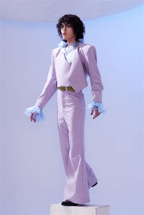 鶴The Crane 是誰！身高185、多益935、超愛看美劇⋯認識超chill新生代R&B王子 | Vogue Taiwan