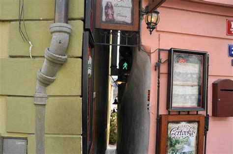 Watch out for the trafic lights when you want to pass in Prague’s ...