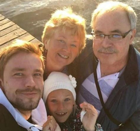 Родители Александра Петрова и сестра актера — семья и биографии ...
