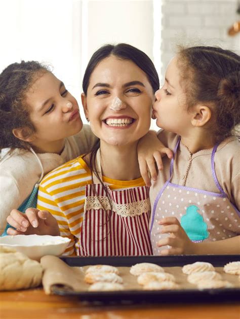 10 Best Kitchen Gifts For Moms Who Love Cooking - Sarah Scoop