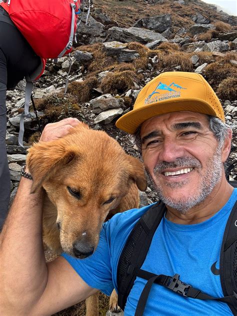 Humberto vai subir uma montanha com vista para o Evereste para apoiar