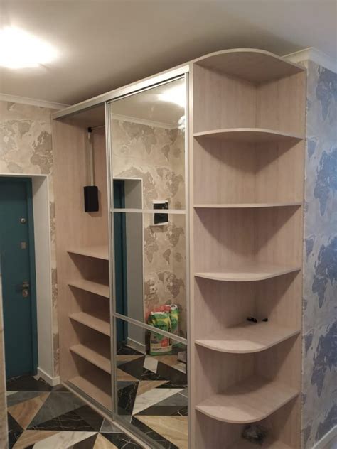 Стильный шкаф купе со стеллажом и зеркальной дверью