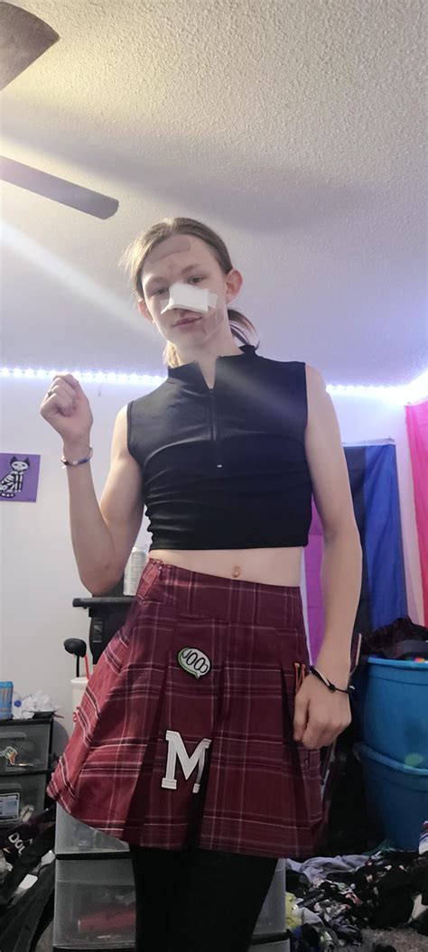 I look between a fem bi girl and a masc lesbian : r/TransFeminineFashion