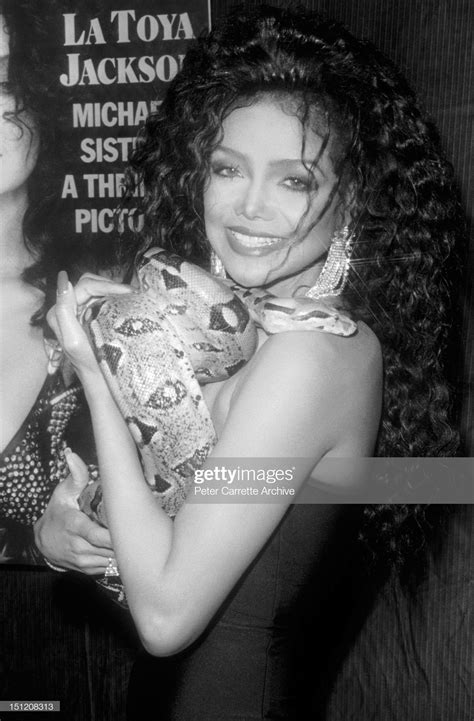 La Toya posa com sua cobra de... - La Toya Jackson - Brasil