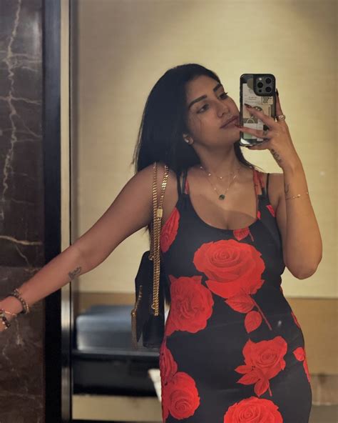 actress supritha naidu mirror selfie photos | vidhaatha.com