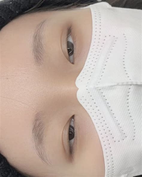 Beauty bloggers debate the painful eyebrows waxing experience 22