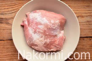Свиная мякоть, запеченная с чесноком: рецепт с фото