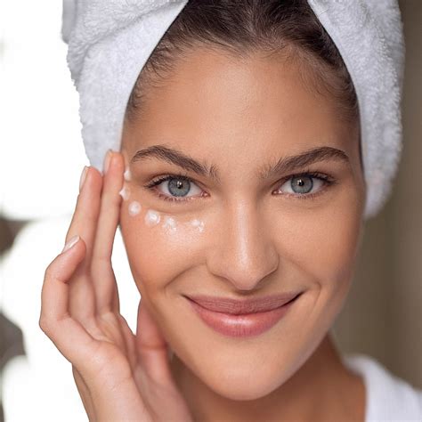 Околоочен крем с лифтинг ефект против тъмни кръгове - Ahava Beauty ...