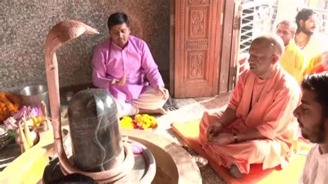cm yogi adityanath performs pooja  mansarovar mandir  gorakhpur