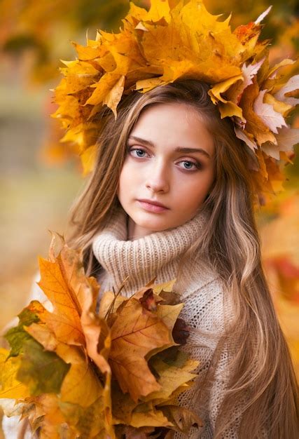 premium photo autumn portrait   young woman  autumn leaves