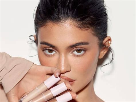 Køb Skin Tint Blurring Elixir 3.5W fra Kylie by Kylie Jenner - Matas