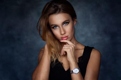 Обои глаза, лицо, девушка, макияж, помада, платье, портрет, часы ...
