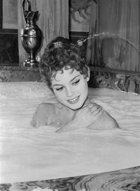 35 Celebrity Bath Tub Moments - Iconic Photographs of Celebs in the Bath