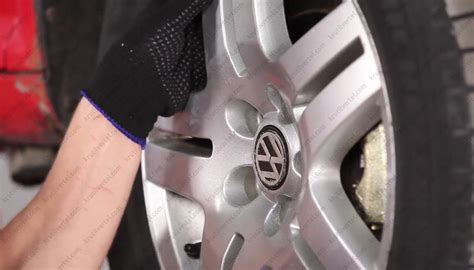 Замена наконечника рулевой тяги VW Golf 4