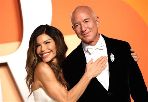 Jeff Bezos and fiancée Lauren Sánchez send out invites…