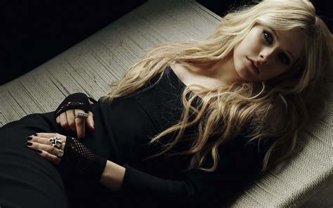Download Avril Lavigne Background | Wallpapers.com