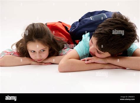 Fröhliches kleines Vorschulmädchen und ihr Bruder, Teenager-Junge mit