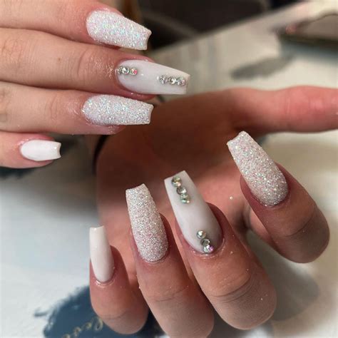 Ideias De Unha Branca Com Glitter - 30 opções de unhas brancas com glitter para você brilhar muito | White ...