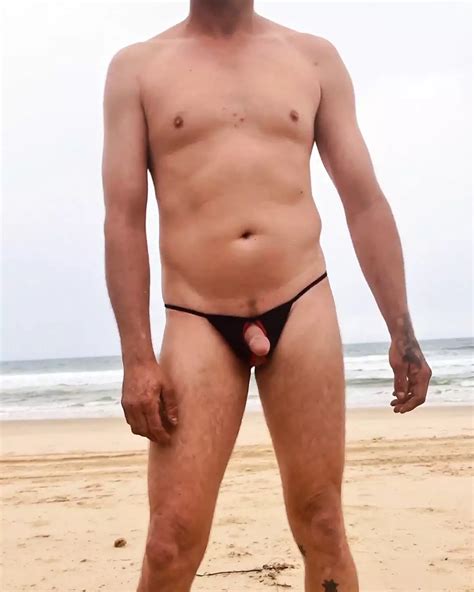 Promenades sur la plage dans mon maillot de bain une pièce et mon