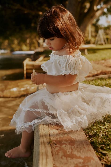 Descoperiți tendințele anului 2023 pentru fetele cu flori - FLOWER GIRLS!