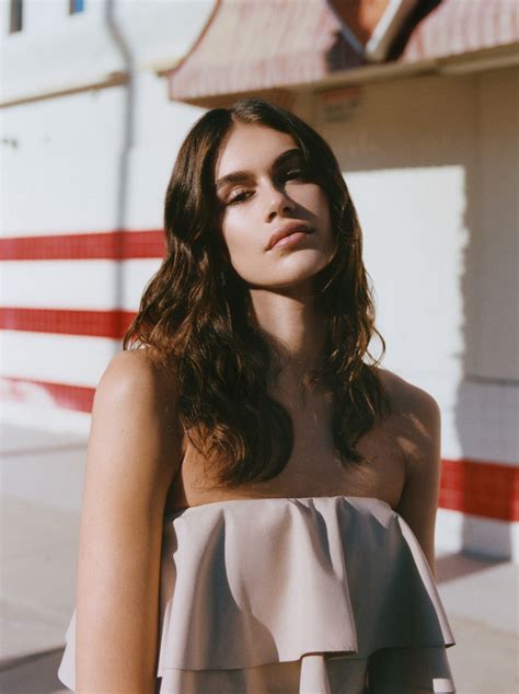 Kaia Gerber poursuit le concept Craft Your Own Story de Mango dans la