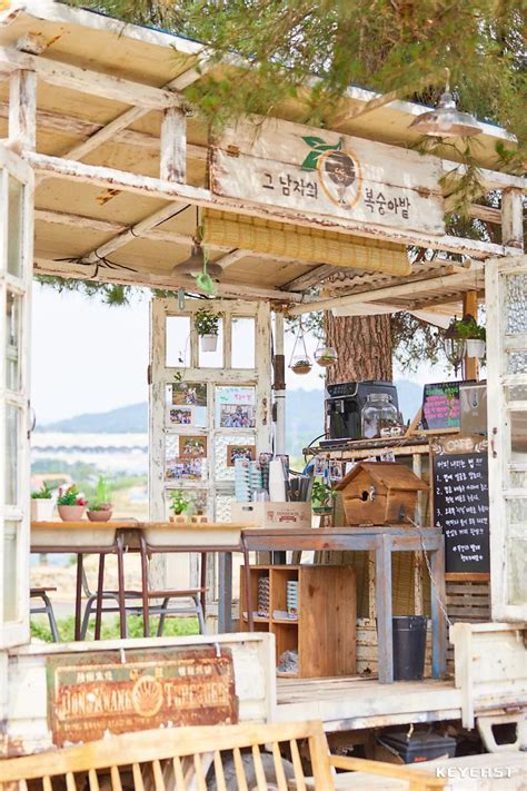 pin de rismaeum em    small town casas pousada cafe