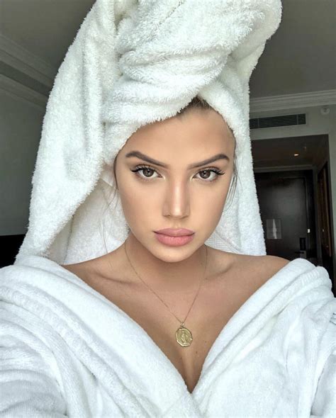 Alissa Violet looking gorgeous | Scrolller