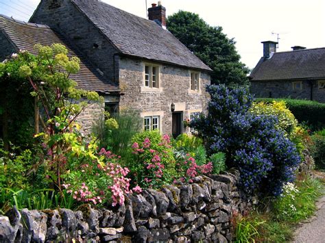 New Home Interior Design: Pretty Cottage