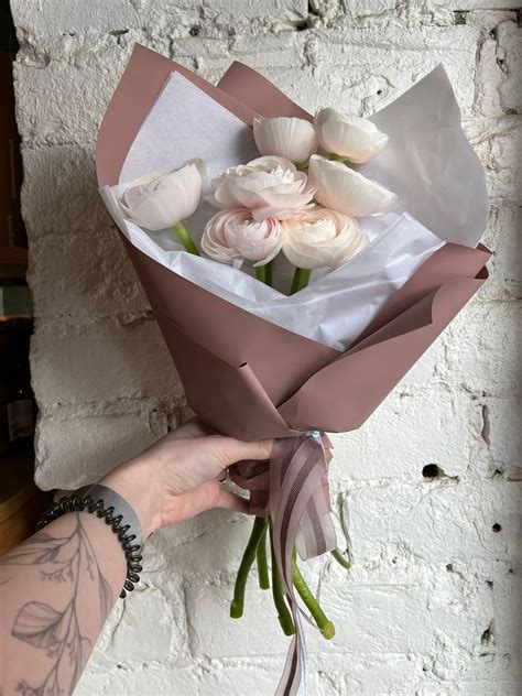 Розовые ранункулюсы - купить в СПБ с доставкой в Kraft Flowers