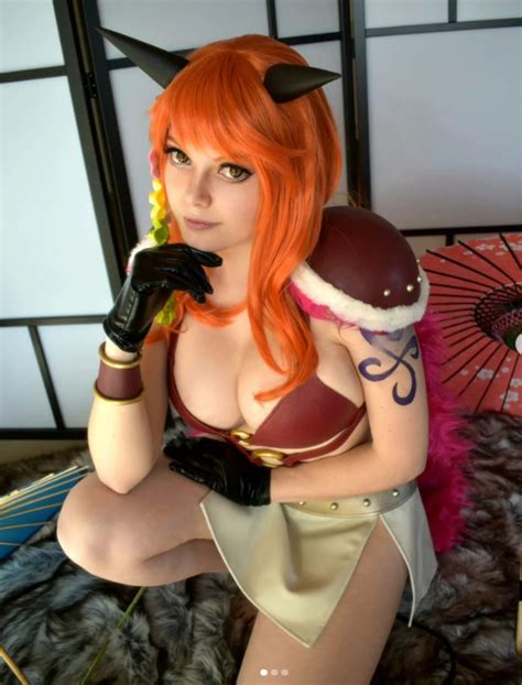 Nami se viste como una secuaz de Kaido en este sexy cosplay de One