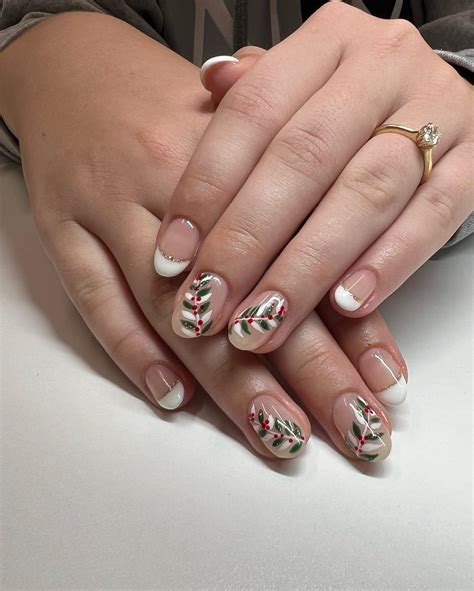 25 Trendy Christmas Nails in 2024 to Elevate Your Holiday Look