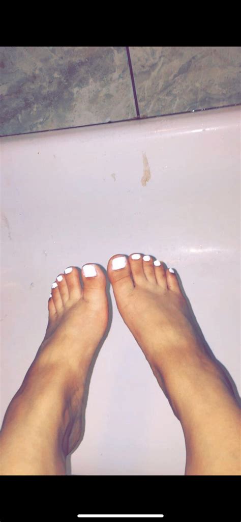 Latina teen feet : r/footjobs