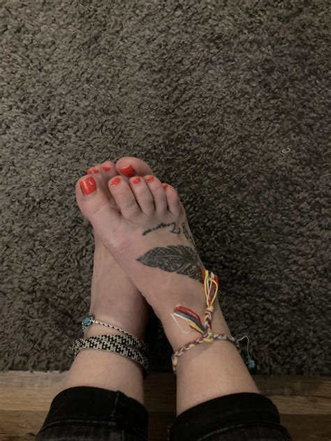 Here piggie piggie. Come worship goddess feet. | Scrolller