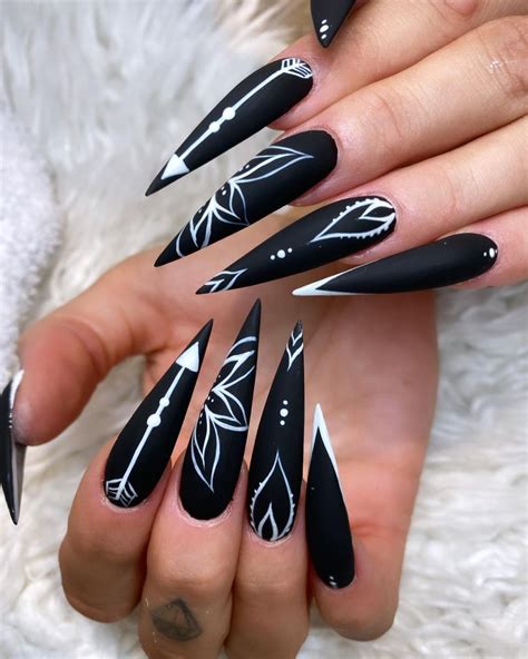 Unha Com Decoração Preta - Unha stiletto preta: 30 ideias para arrasar no formato e decoração