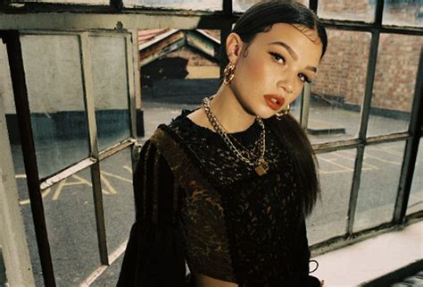 Lola Young releases video for 'Pick Me Up' - TotalNtertainment
